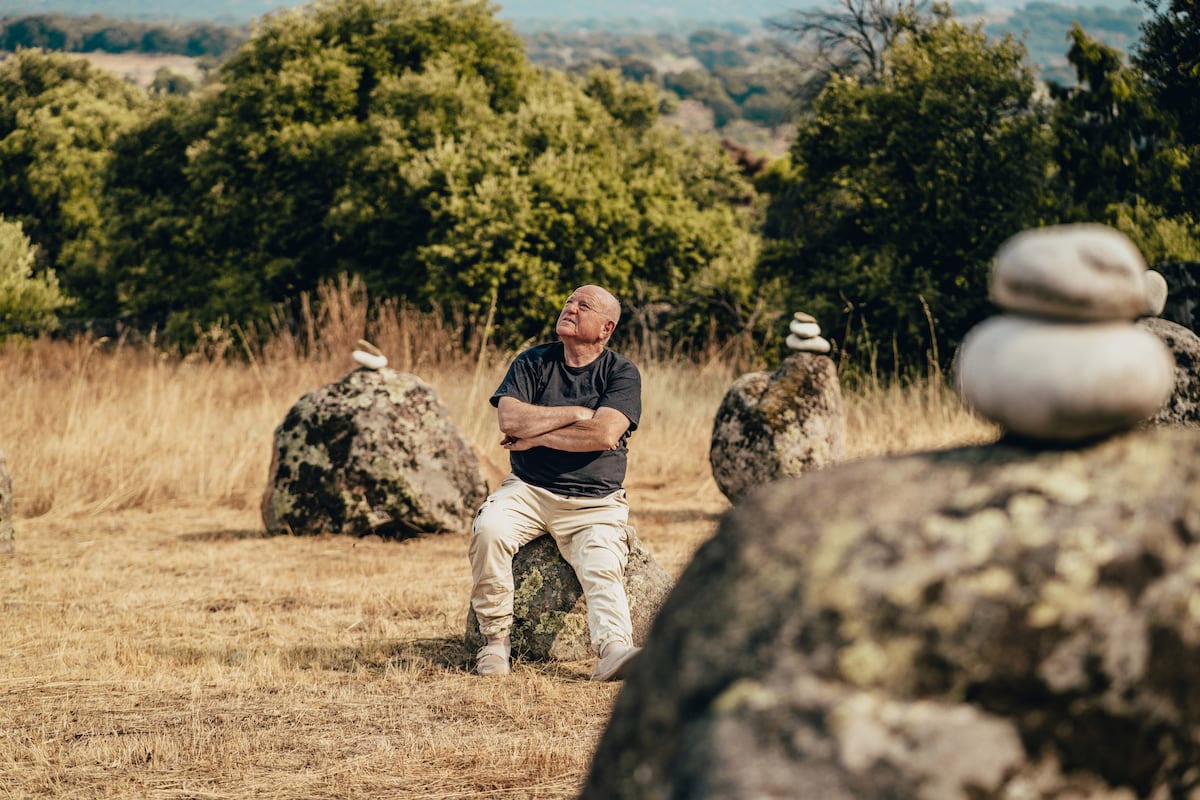 La nueva expedición de Leo Bassi: un Stonehenge en las montañas de Madrid | Cultura