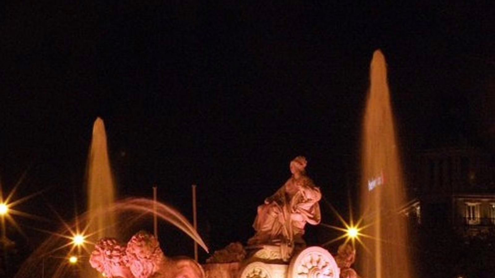 Madrid tiñe de rosa la Cibeles en conmemoración del Día Mundial de la Lucha contra el Cáncer de Mama.