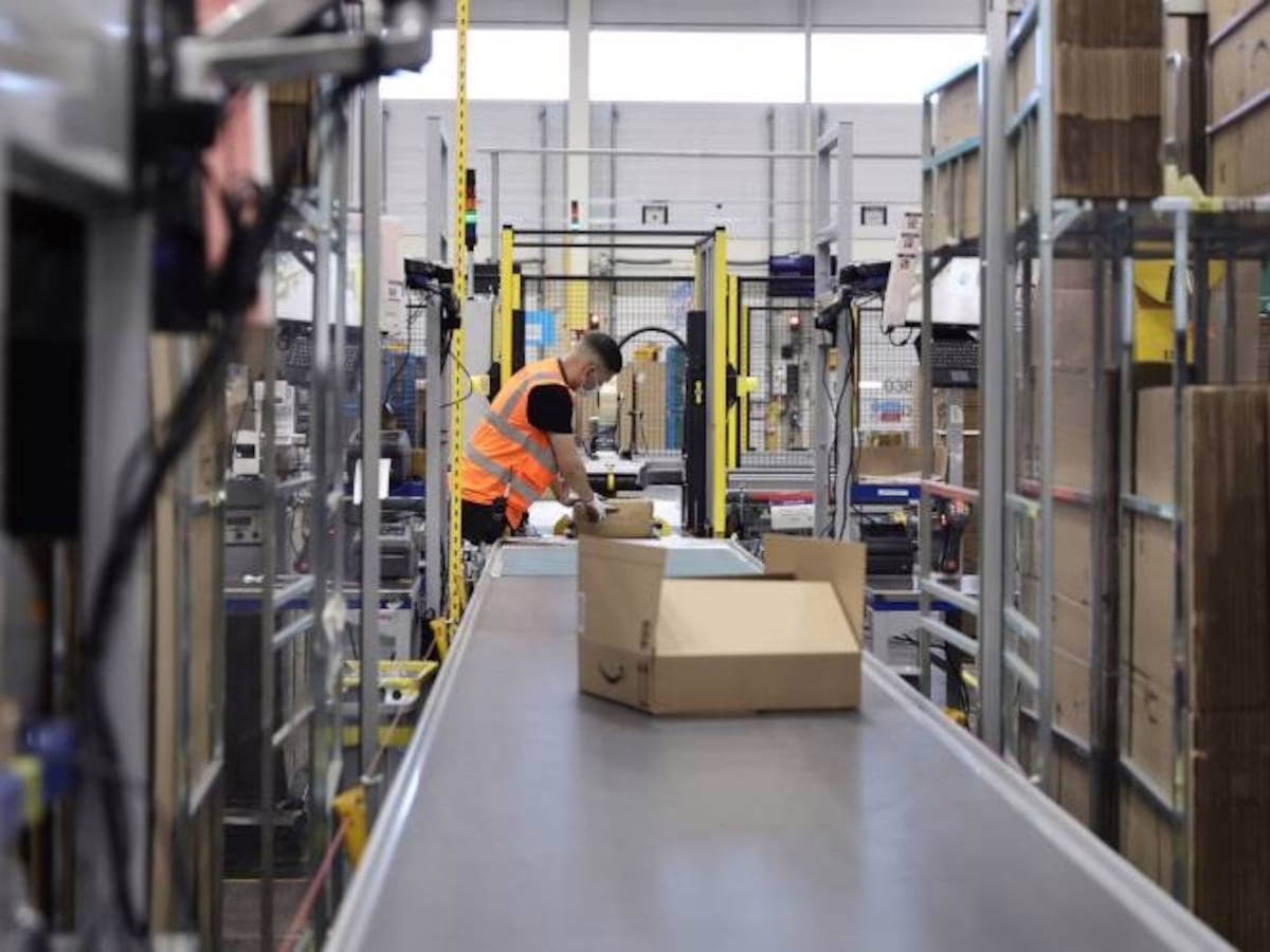 Amazon propone un despido colectivo en España que afectará a 1.200 empleados de sus sedes en Madrid y Barcelona | Economía