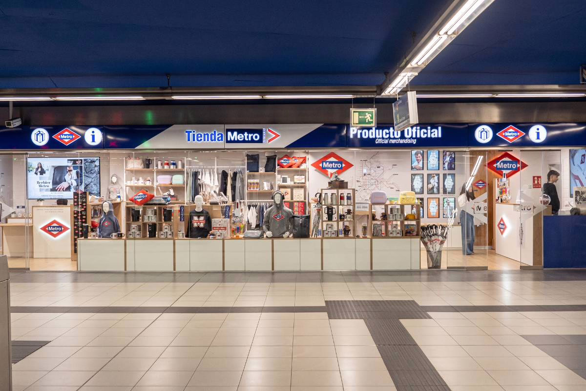 Metro de Madrid lanza tienda de artículos oficiales en la estación de Ópera.