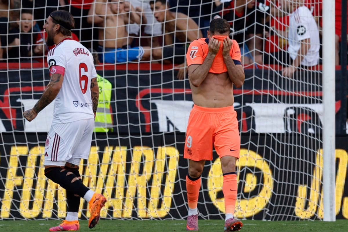 El Sevilla aplasta al Barcelona con un contundente 4-1 y agita la Liga: el Real Madrid recupera la primera posición.