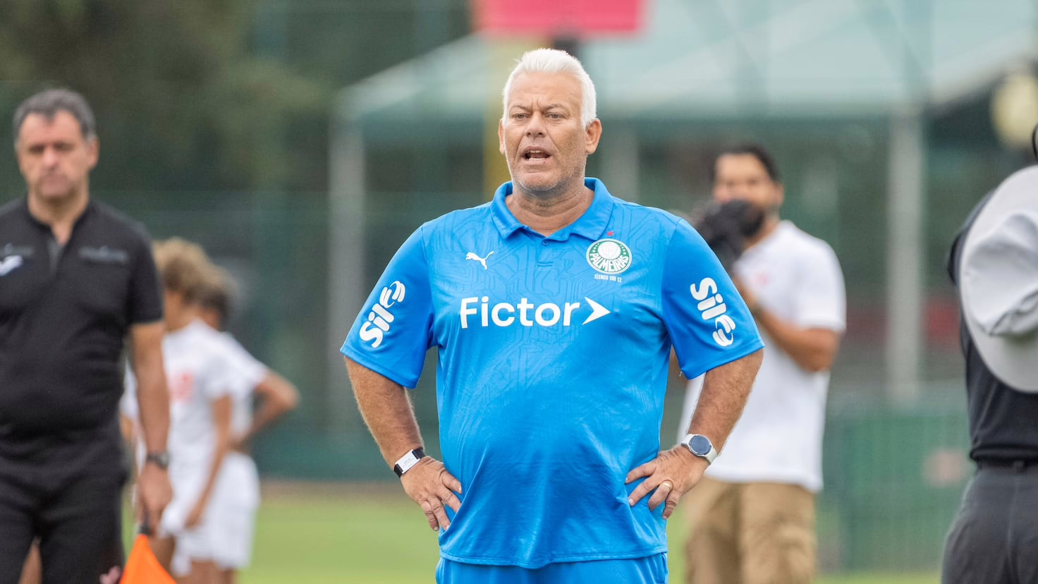 Endrick se enfoca únicamente en el gol, sin distraerse del entorno.