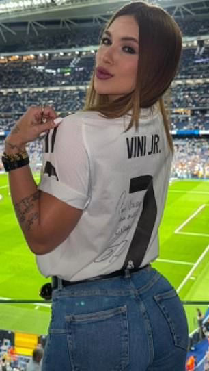 Vinicius Jr, la figura del Real Madrid, se disculpa con el reconocido presentador tras enterarse de que le envió un mensaje a una modelo sin su conocimiento.