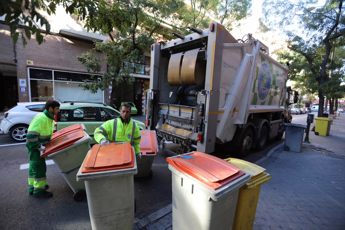 Segundo incidente de atropello por un camión de basura en tres días en Madrid: una mujer de 80 años sufre graves lesiones en un brazo | Noticias de Madrid