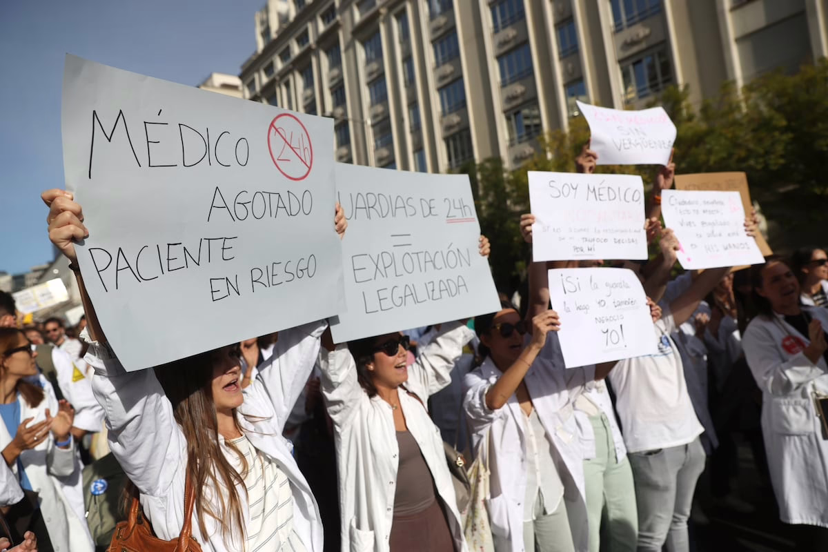 Médicos se manifiestan contra el estatuto marco de Sanidad con una participación variada | Sociedad