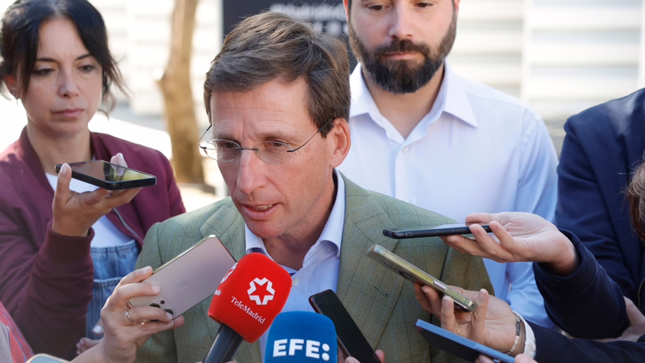 Almeida a Sánchez: "Las mujeres le importan igual que a su suegro y a sus amigos Koldo y Ábalos".