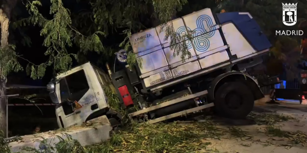 Los bomberos salvan una máquina de limpieza que había caído por la Cuesta de la Vega.
