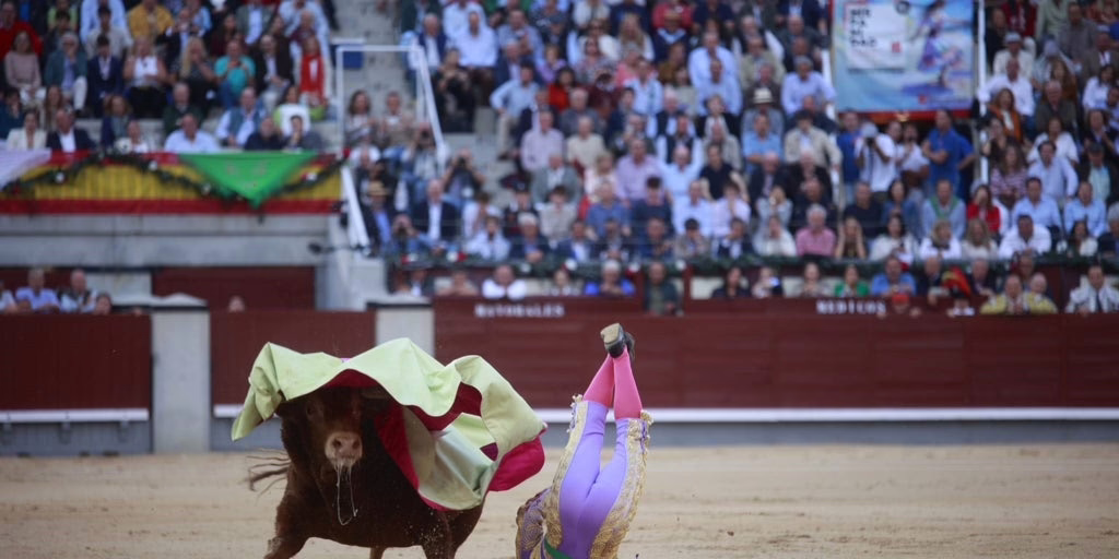 Y el dios Morante contempló la muerte y se cortó la coleta antes de alcanzar el cielo de Madrid.