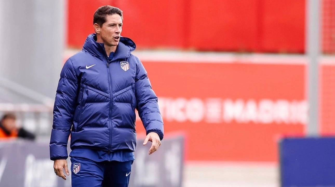 Torres informa a Simeone sobre un juvenil que desea oportunidades.