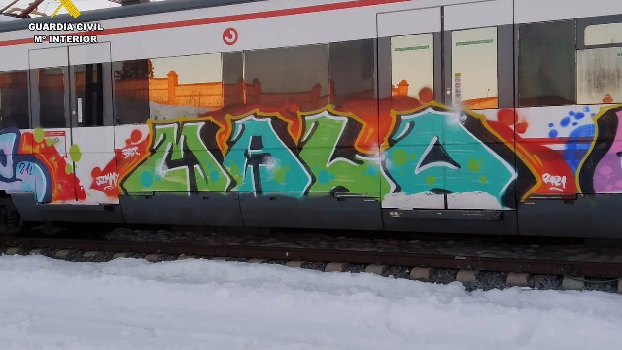 Arrestan a un grafitero por vandalismo en varios trenes de Madrid y Castilla y León.