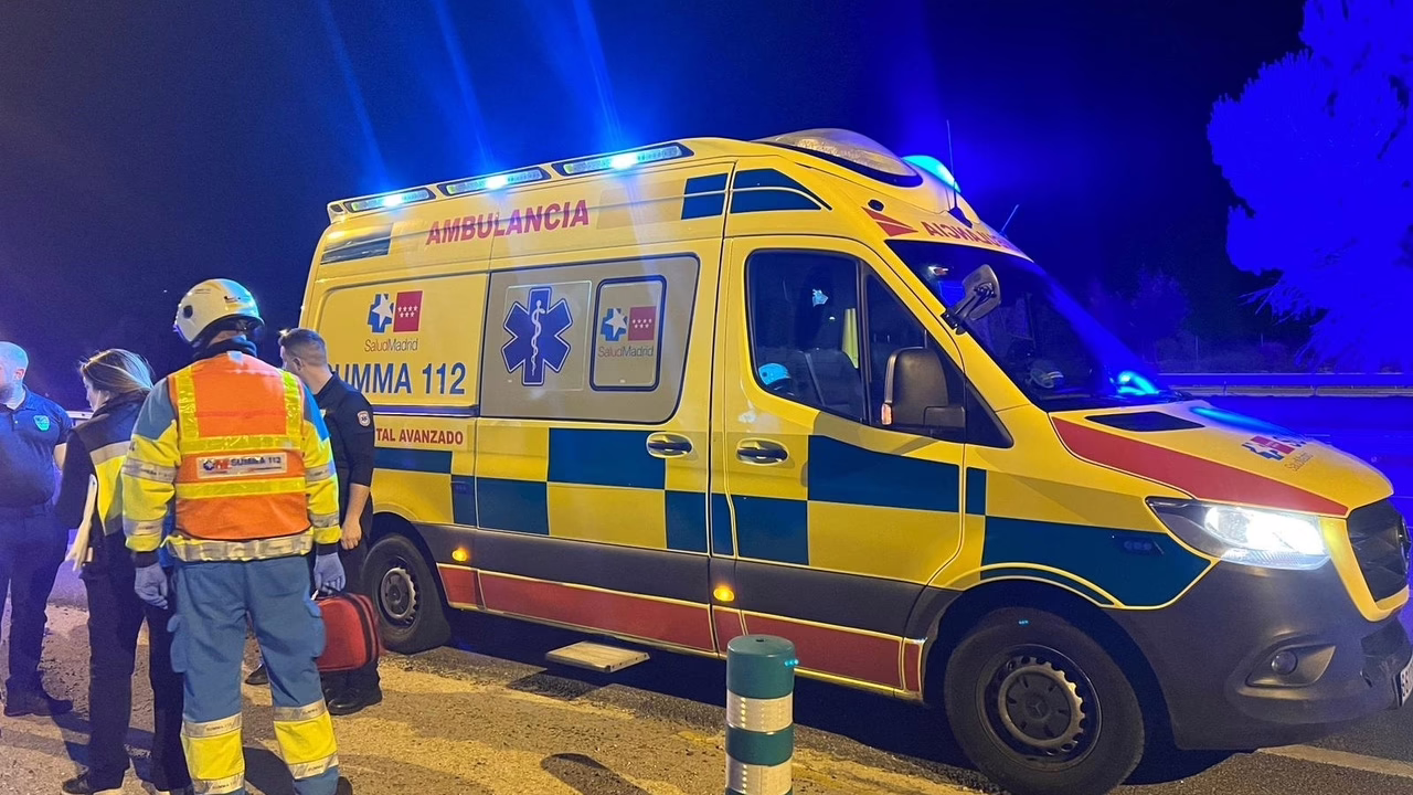 Un joven sufre lesiones graves al caer del primer piso de una residencia estudiantil en Madrid.
