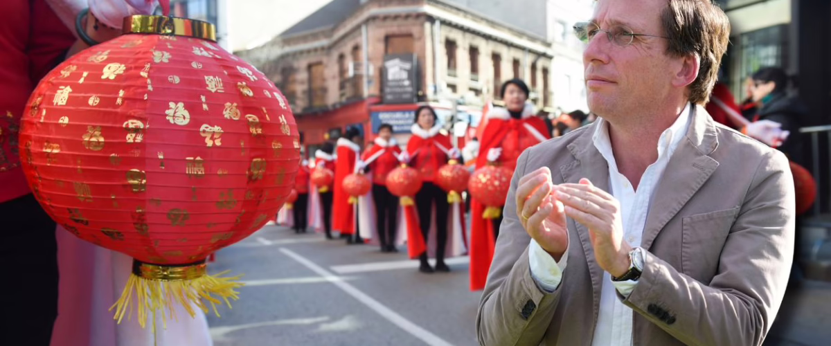 El Gobierno de Almeida impulsa la turistificación de Madrid con la creación de un nuevo 'Chinatown' en pleno Usera.