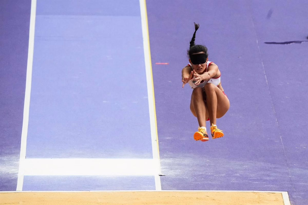 La deportista ciega Alba García se convierte en campeona mundial de salto de longitud en Nueva Delhi.