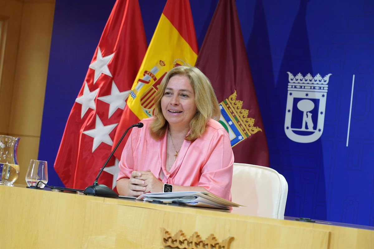 Moncloa cambia el nombre de una calle en homenaje a Bernardo Bonezzi, el 'Mozart de la Movida Madrileña' y creador de 'Groenlandia'.