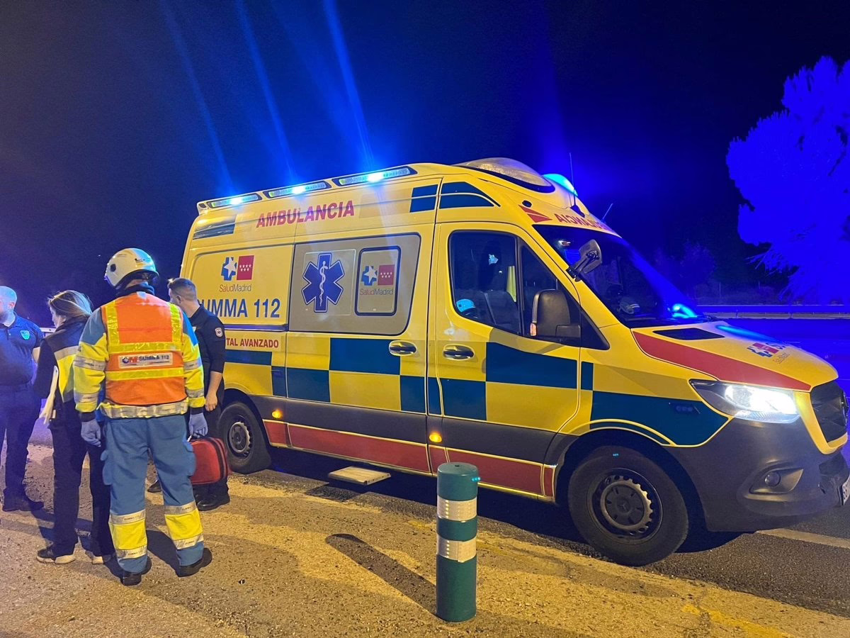 Un joven de 20 años sufre lesiones graves tras caer accidentalmente desde el primer piso de una residencia universitaria.