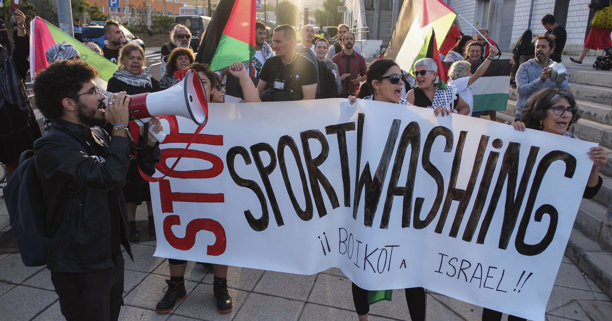 Champions League | Unas cien personas se manifiestan contra el "ilegal" partido del Bnei Herzliya en La Laguna.