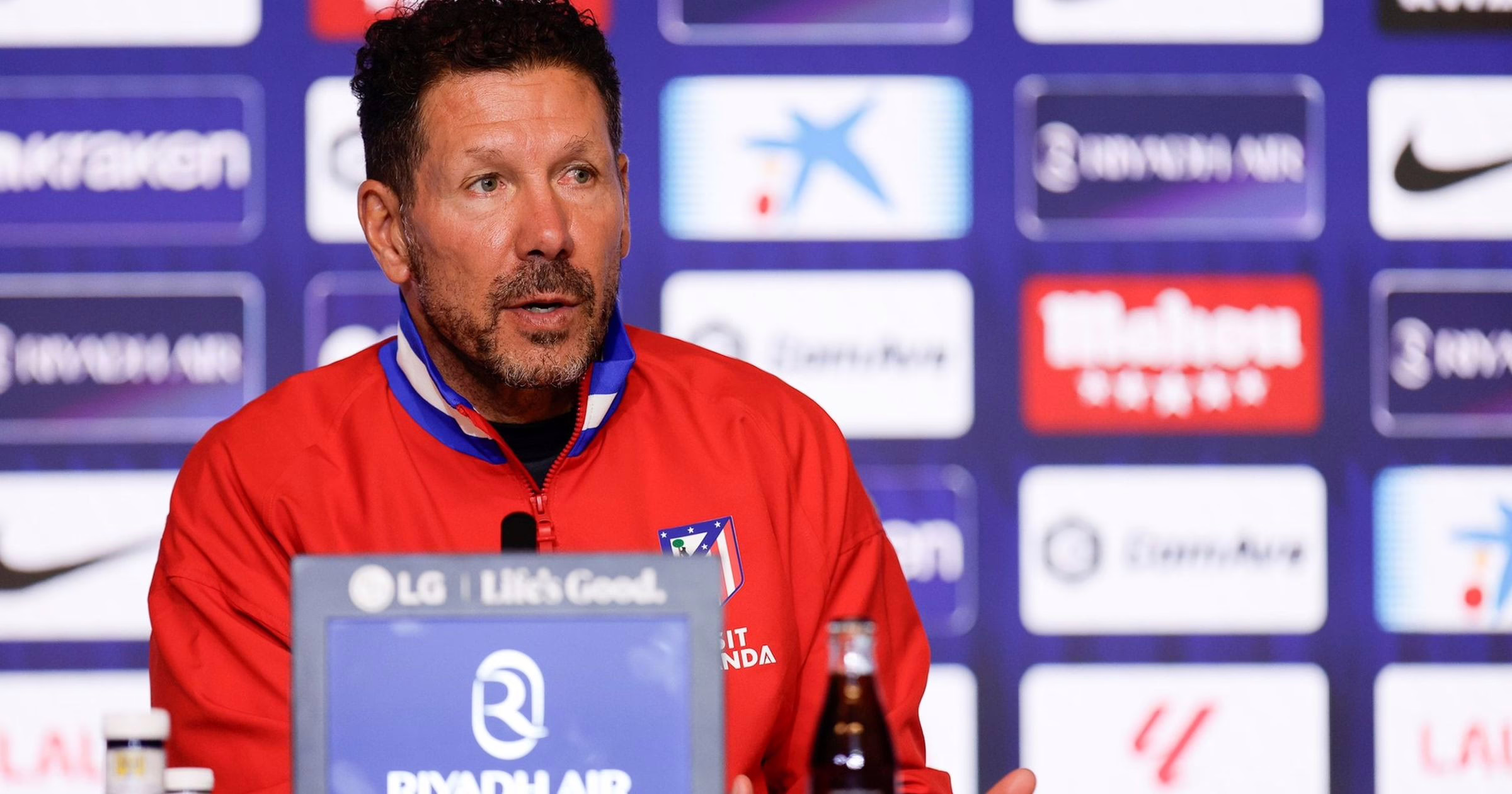 LaLiga 2025-2026 | Betis contra Atlético de Madrid | La interesante opinión de Simeone sobre el Clásico: "Los árbitros enfrentan mayores dificultades" - Video de fútbol