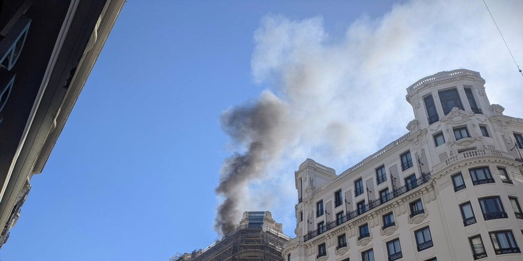 Un intenso incendio en un edificio de la Gran Vía de Madrid causa cortes de tráfico y desata el caos en el centro de la ciudad.