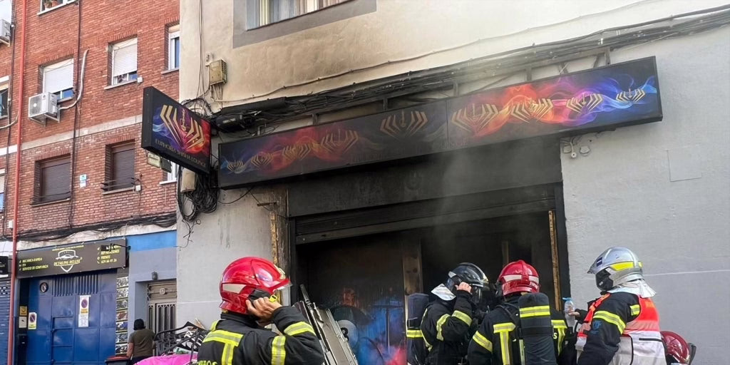 Un nuevo incendio consume por completo un local de shishas en Usera.