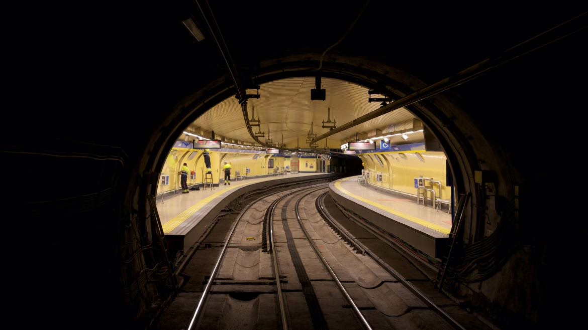 La Comunidad de Madrid actualiza los sistemas eléctricos de la Línea 6 para prepararla para la operación de trenes automáticos.