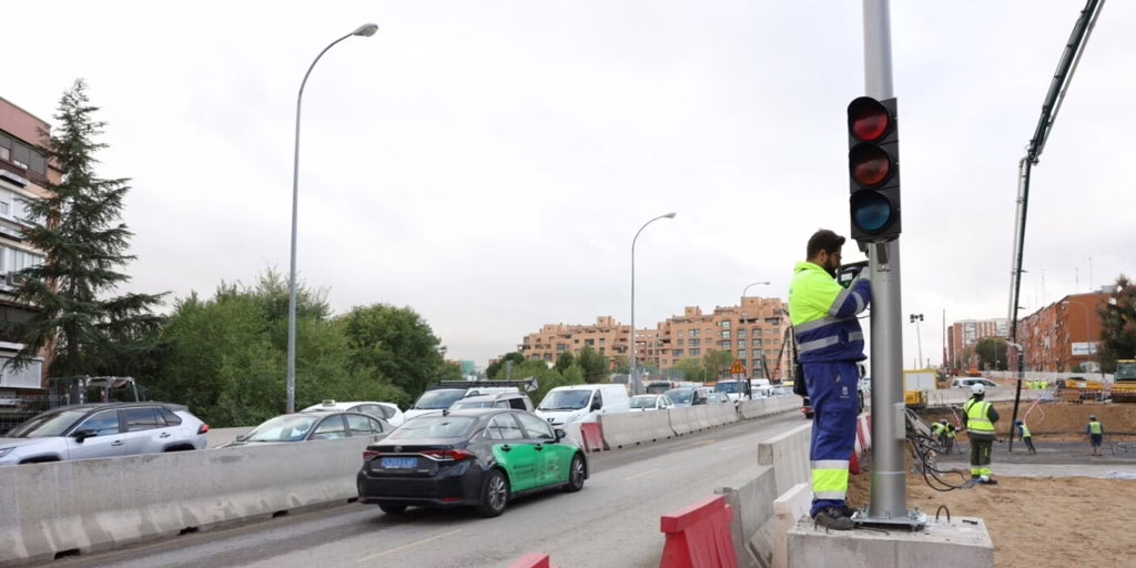 Inicia la operación del paso peatonal inteligente que mejorará el flujo de peatones en Batán debido a las obras de la A-5.