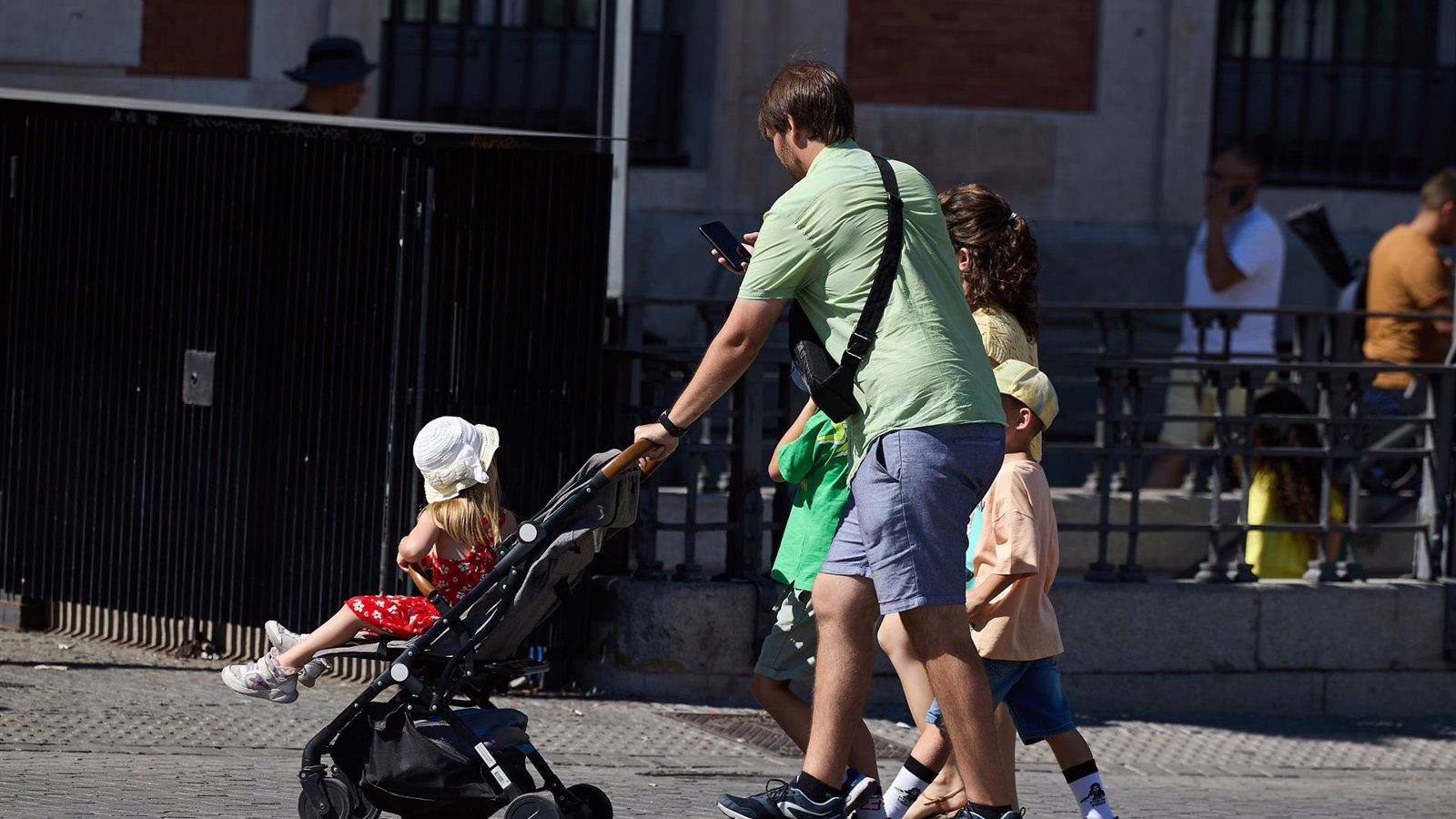 Madrid asigna 17,3 millones en apoyo por nacimiento o adopción para 2025.