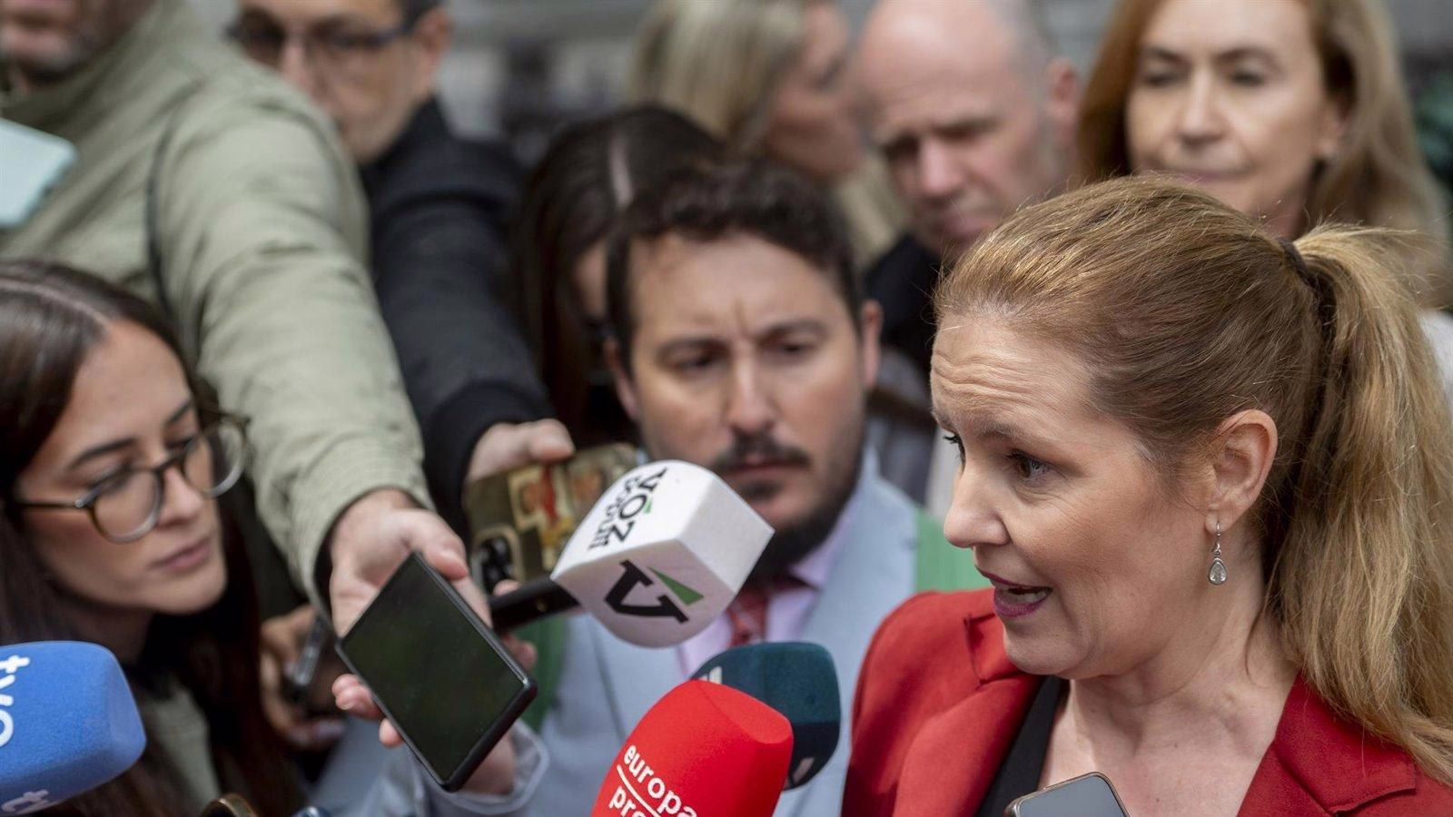 La Comunidad de Madrid reprocha al Gobierno su falta de acción en la repatriación de niños inmigrantes.