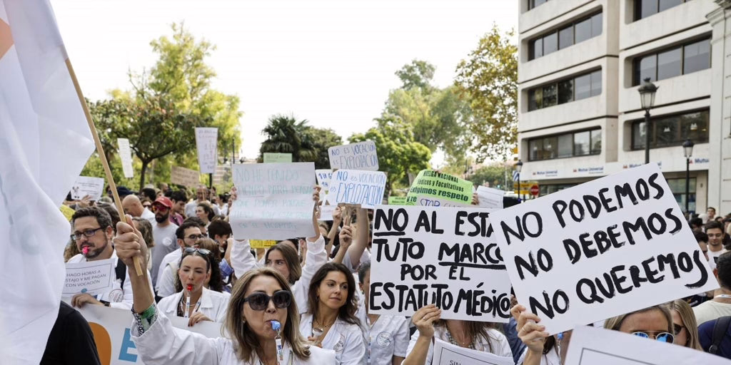 Los sindicatos de médicos organizan una huelga continua de cuatro días en diciembre para exigir el Estatuto Marco.