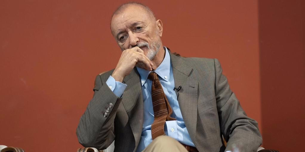Arturo Pérez-Reverte critica a Luis García Montero y denuncia que el Gobierno de Sánchez busca «colonizar» la RAE.