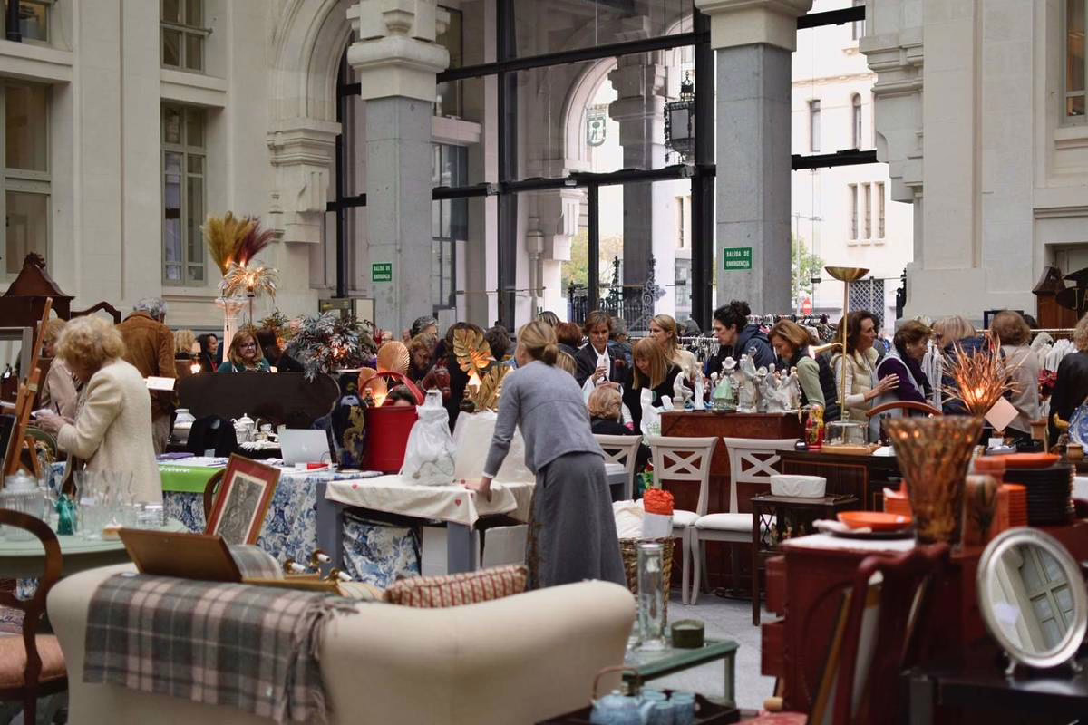 El Palacio de Cibeles en Madrid organiza un mercado de ropa vintage y muebles exclusivos.