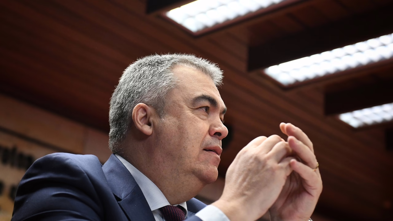 Un tribunal de Madrid indaga a Santos Cerdán por falsear información en la comisión del caso Koldo en el Senado.