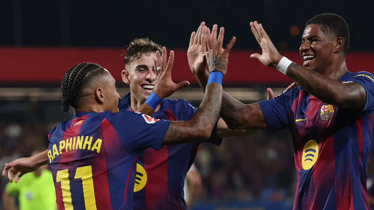 Barcelona presenta el nuevo diseño de su camiseta para el clásico contra el Real Madrid.
