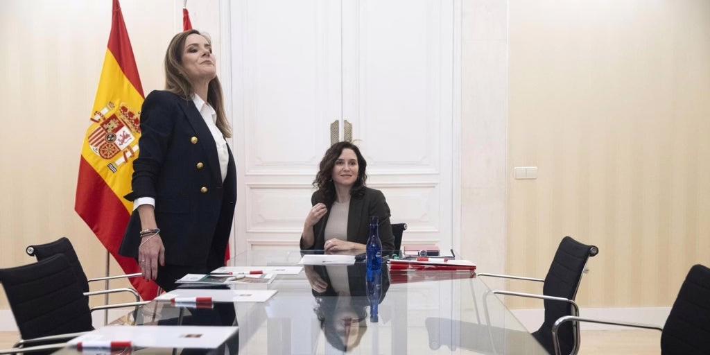 Vox propone a Ayuso en Madrid la "remigración" de inmigrantes en situación irregular y la negativa a otorgarles ayudas.