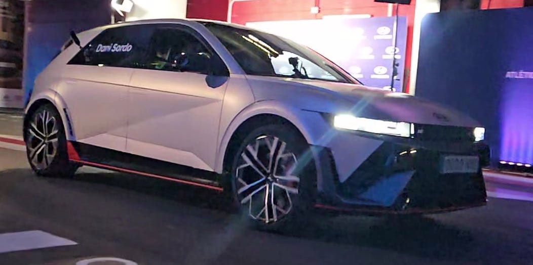 El regreso emocionante de los jugadores del Atlético de Madrid junto a Dani Sordo en su Hyundai Ioniq 5 N.