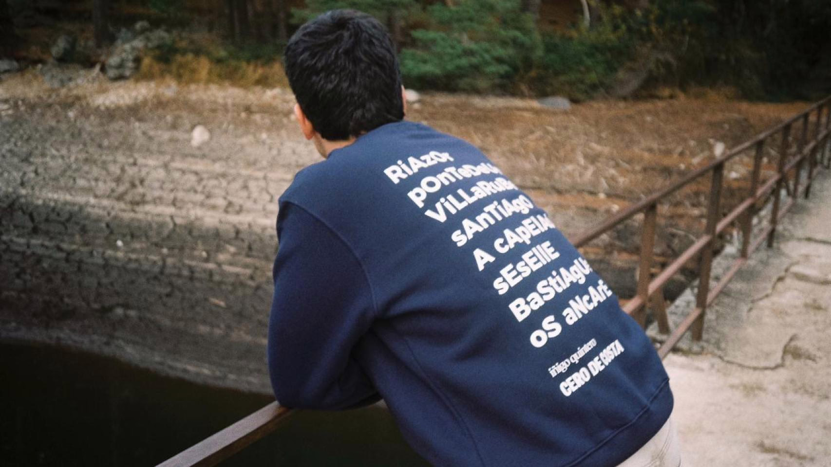 Cero de Costa y el cantautor gallego Íñigo Quintero colaboran en una sudadera especial.