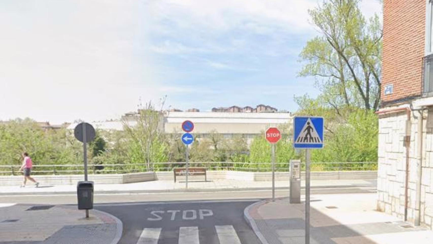 Encuentran el cuerpo sin vida de una mujer en la calle, justo al otro lado del río frente al Polideportivo Pisuerga.