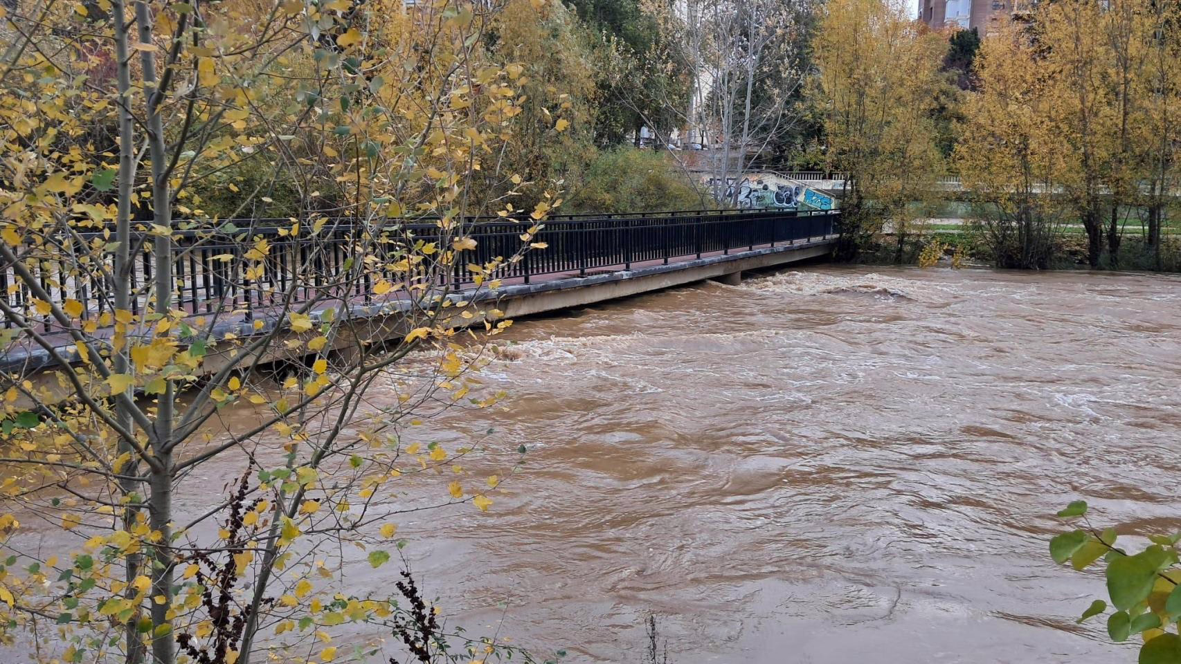 Ríos desbordados, caminos bloqueados y una pareja evacuada.