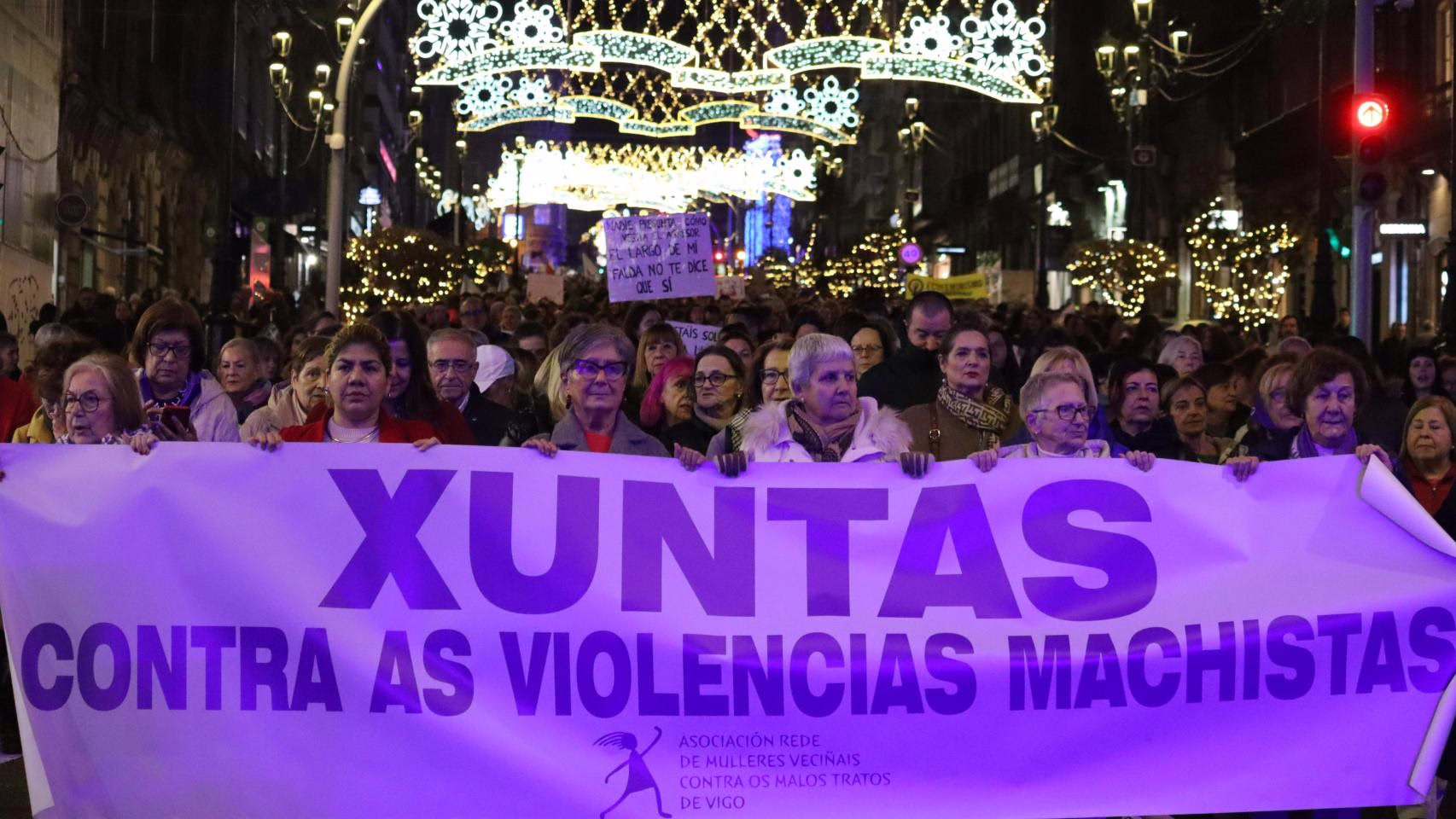 Miles de mujeres llenan Vigo para rechazar la violencia de género.