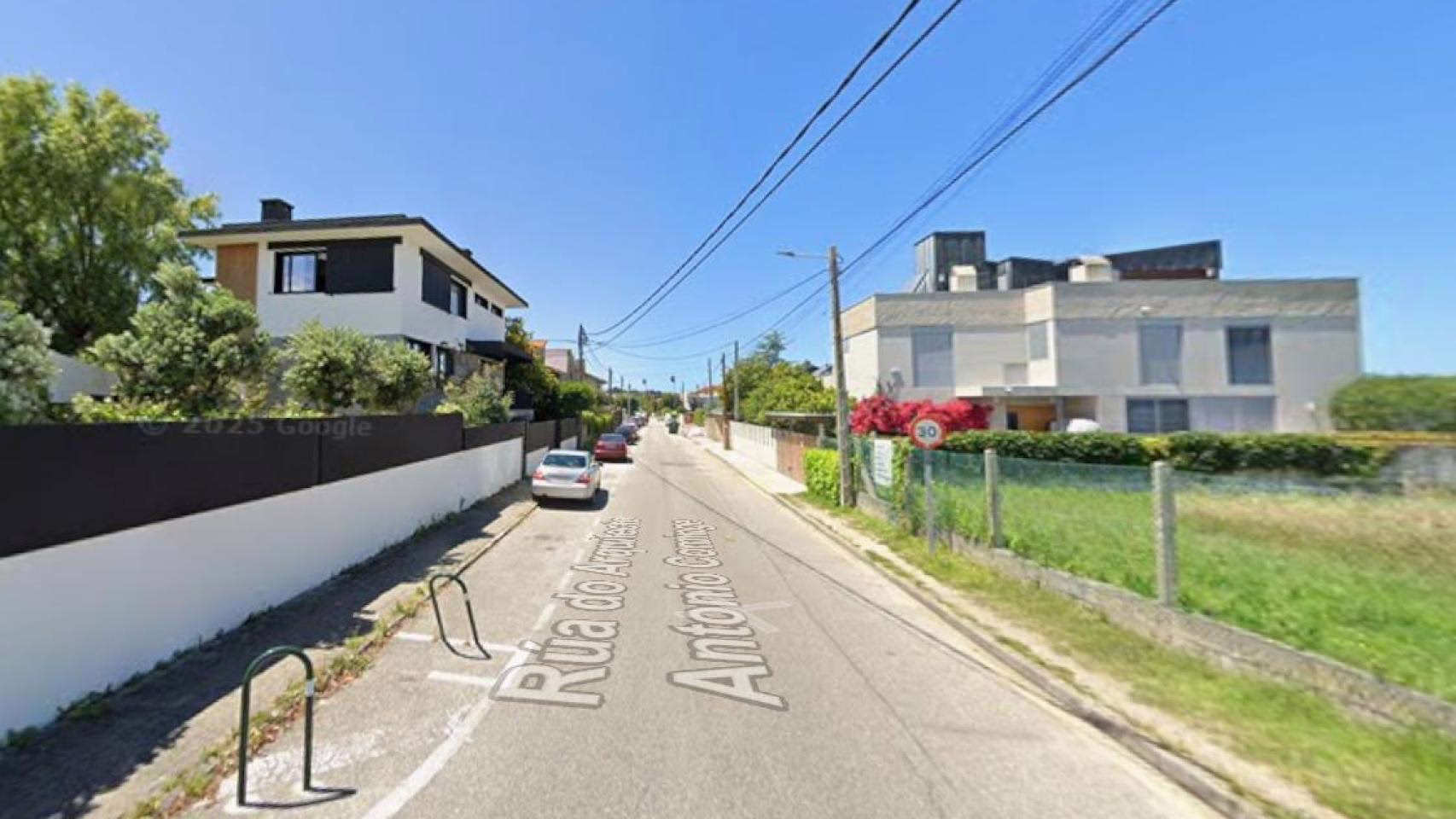Revocan la licencia municipal que autorizó la división de un terreno en cinco parcelas en Cabo Estai, Vigo.