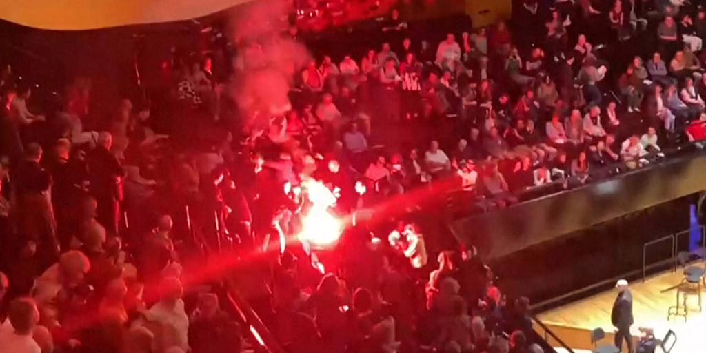 Cuatro personas acusadas por interrumpir el concierto de la Filarmónica de Israel en París con bengalas.