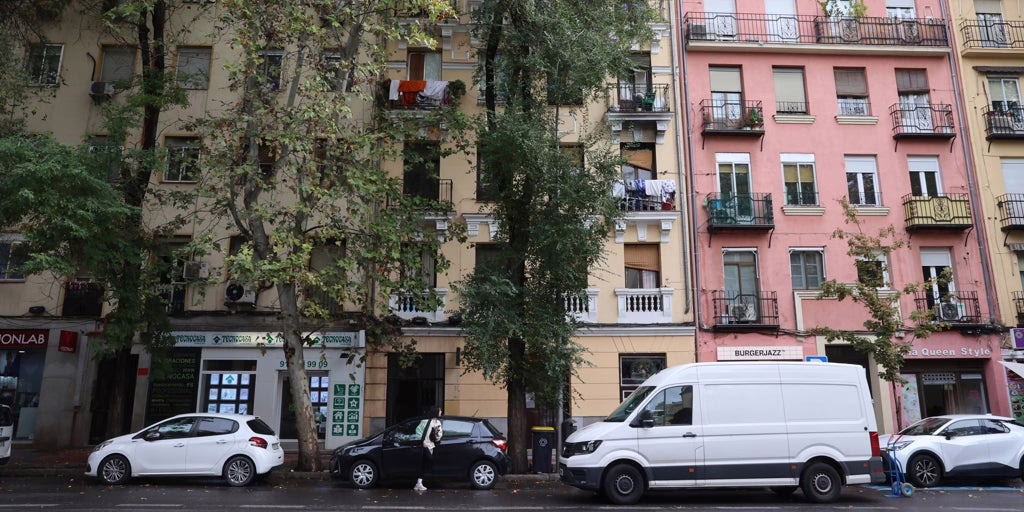 Los tres hermanos sin principios que rentan un edificio completo para la prostitución.