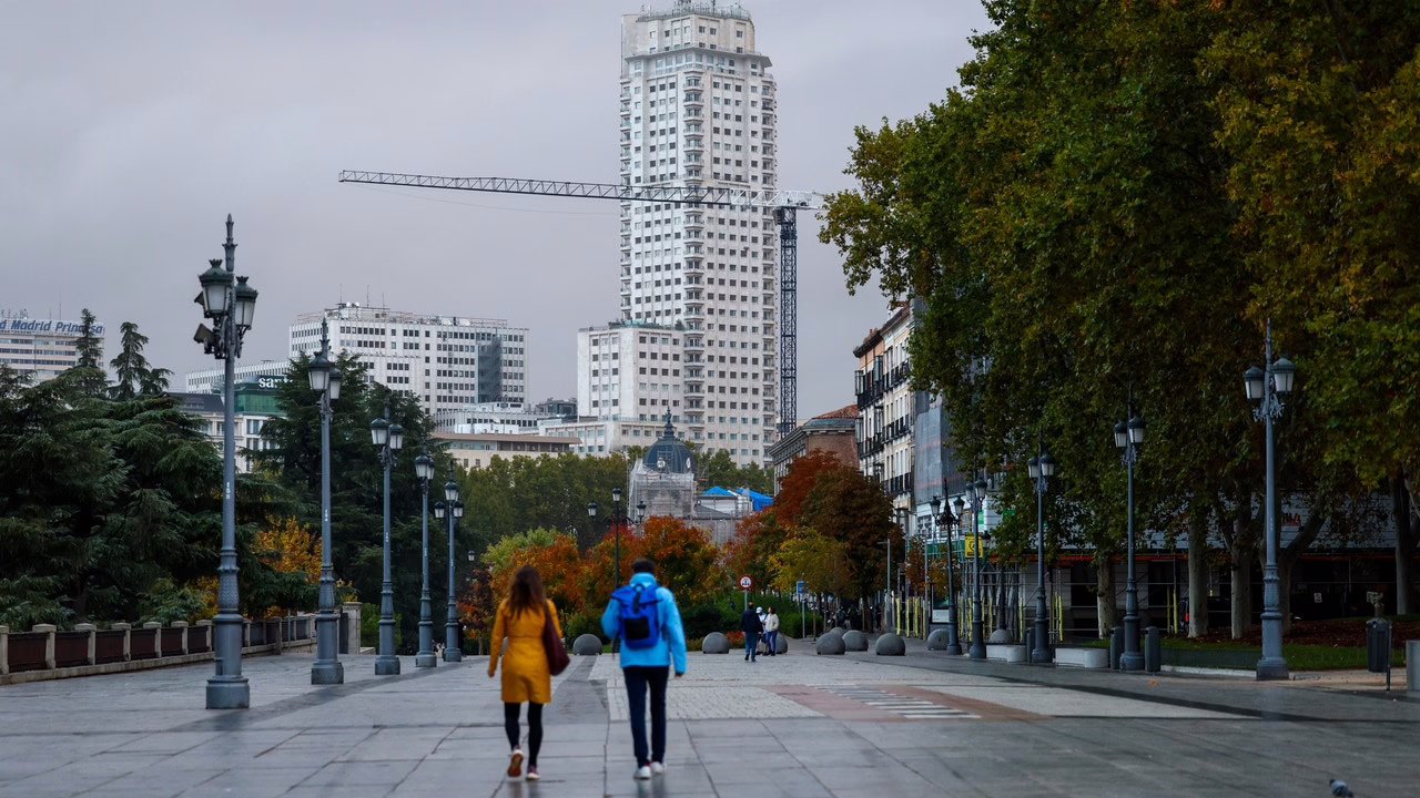 El viento de otoño trae castañas y lluvias a Madrid al caer la tarde.