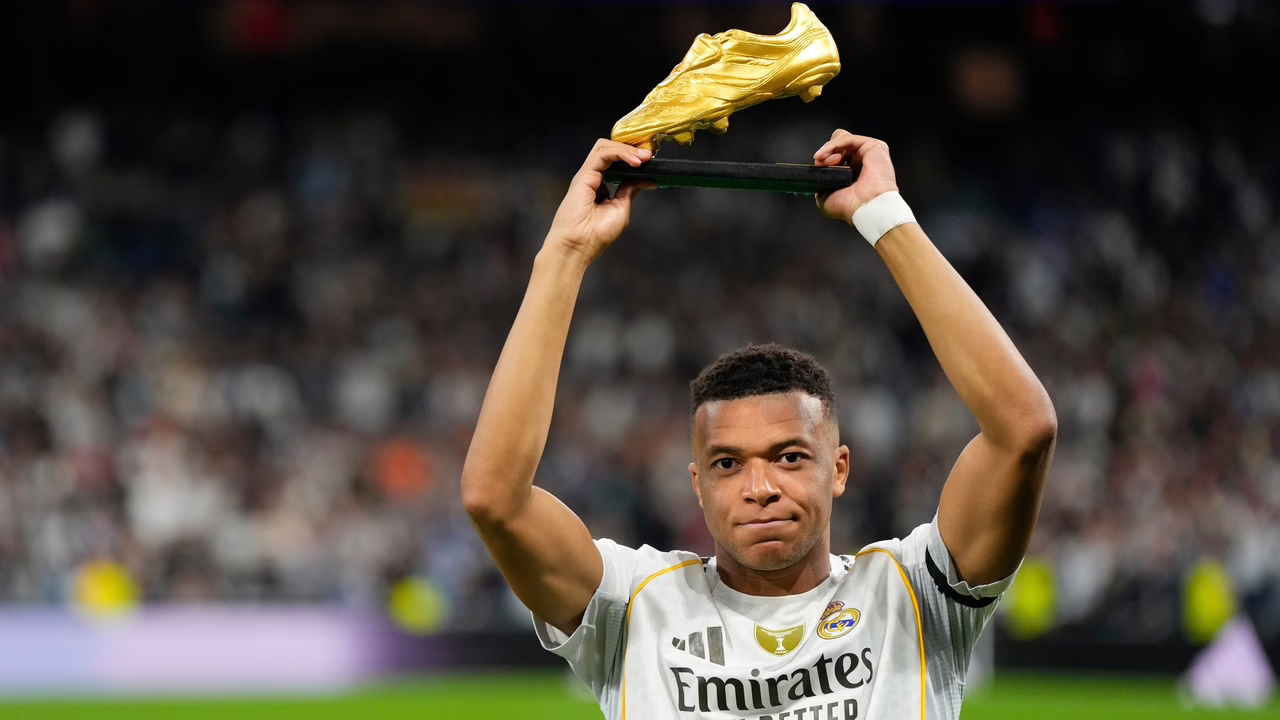 Mbappé festeja su Bota de Oro mientras el madridismo apoya a Vinicius.