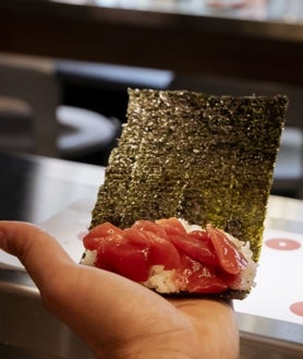 Imagen secundaria 2 - La sala de MYO, su 'hand roll' de langostino abierto y preparación de otro de toro de atún