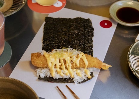 Imagen secundaria 1 - La sala de MYO, su 'hand roll' de langostino abierto y preparación de otro de toro de atún
