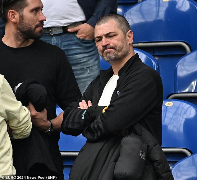 Según los informes, Mark Bellingham intentó confrontar al entrenador del Dortmund por reemplazar a su hijo.