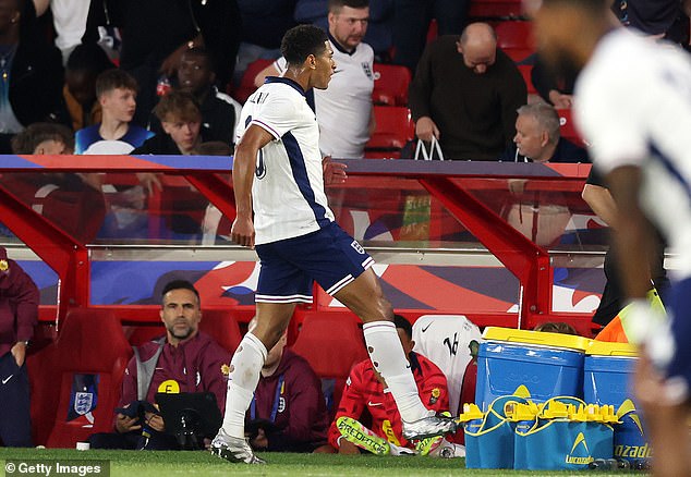 Bellingham fue fotografiado pateando una fuente de agua cerca del campo con ira tras la derrota de Inglaterra ante Senegal en junio.