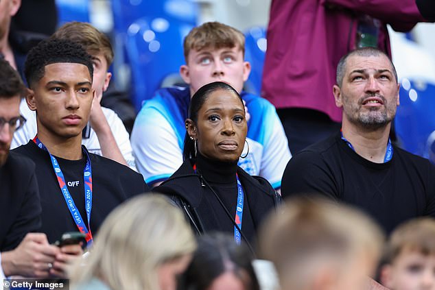 Los padres de Jobe Bellingham (izquierda), Denise y Mark, fueron excluidos del vestuario del Borussia Dortmund después del arrebato de este último tras el empate 3-3 en St Pauli en agosto.