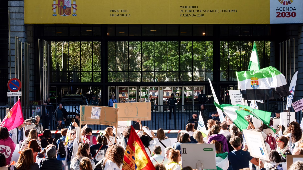 Los especialistas de los hospitales lanzan críticas hacia Mónica García.