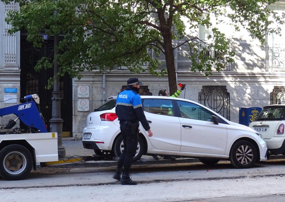 Imagen secundaria 1 - Arriba, trabajos de fresado en Gamazo. Debajo, a la izquierda, la grúa retira un coche aparcado en la zona en obras. A la derecha, la pasarela para facilitar el paso de peatones en la plaza de Madrid.